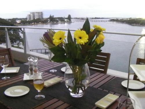 A restaurant or other place to eat at The Point Mandurah Apartment