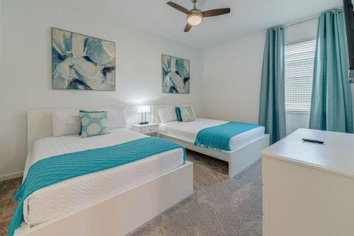 1 dormitorio con 2 camas y ventilador de techo en Disney/Epcot/Reunion Golf Course en Kissimmee