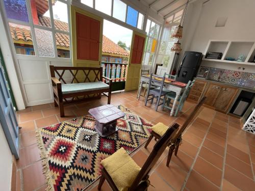 - un salon avec un canapé et une table dans l'établissement La Puerta, à Duitama