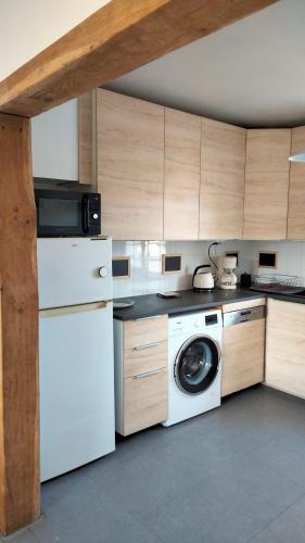 une cuisine avec un lave-linge et un lave-linge dans l'établissement Maison Cosne sur Loire, à Cosne-Cours-sur-Loire