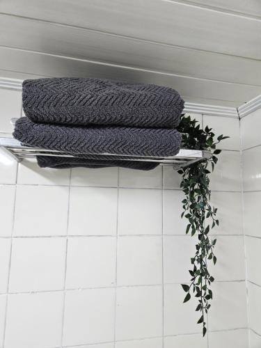 首爾的住宿－Lotus Stay，浴室架子上的毛巾堆
