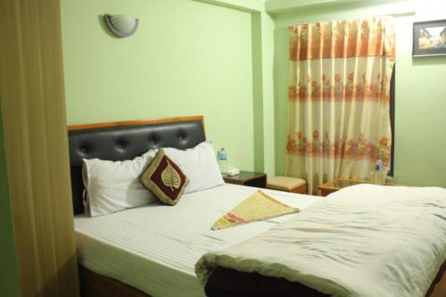 um quarto com 2 camas e uma janela em Mountain Guesthouse em Bhaktapur