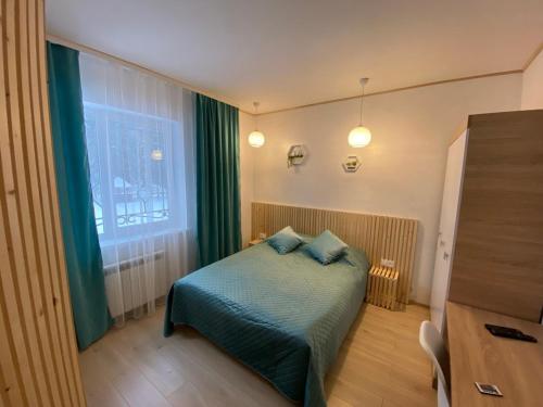 Habitación pequeña con cama y ventana en Кукулька міні-готель, en Slavske