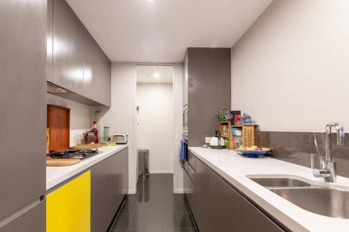 duża kuchnia ze zlewem i ladą w obiekcie Sterling 1 Self-Catering w mieście Sydney