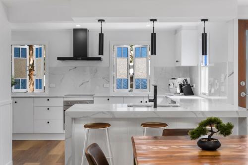 Elegant 3-Bed 2-Bath Cottage: Classic Charm with a Modern Twistにあるキッチンまたは簡易キッチン