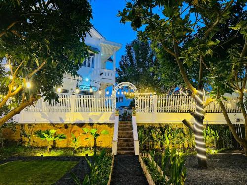 una casa blanca con escaleras que conducen a ella en Nha Trang Riverside Villa en Nha Trang