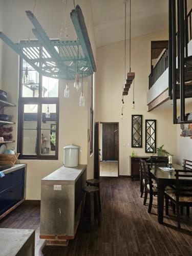a kitchen and dining room with a table and chairs at Loft Candelaria Pacaya in Antigua Guatemala