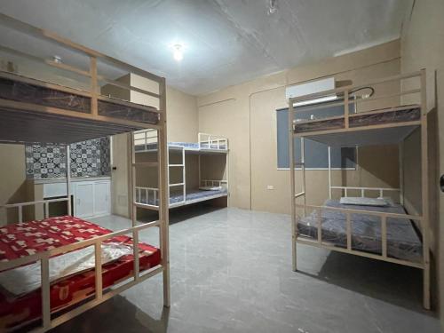 Tinajero的住宿－XYC Hostel，一间房间,设有三张双层床