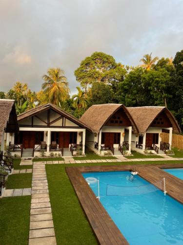 uma villa com piscina e um resort em Dylan’s Retreat em Lasikin