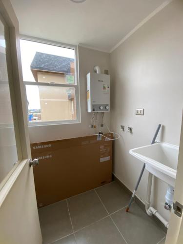 a bathroom with a sink and a window at Arriendo departamento villarrica in Villarrica