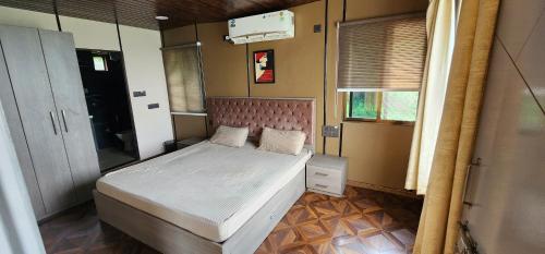 1 dormitorio con 1 cama grande en una habitación en Skyview Villa Udaipur, en Udaipur