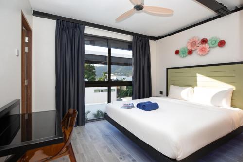 a bedroom with a large white bed and a window at New 2-Storey Villa*4BR*Eco-Pool Sunset Garden 8 in Ban Saiyuan (1)