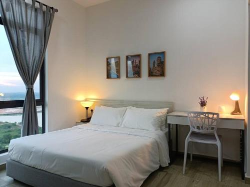 1 dormitorio con cama y escritorio con ventana en Twin Rooms with Swimming Pool & Wi-Fi Netflix at Cyberjaya Nearby KLIA, en Cyberjaya