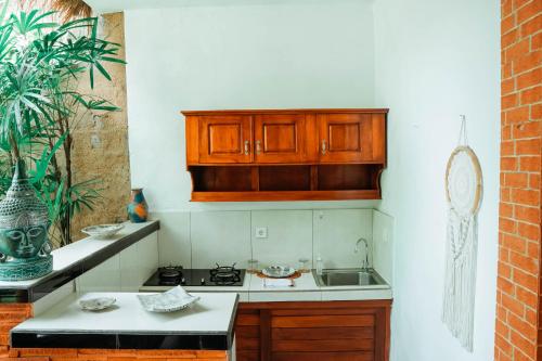 - une cuisine avec un évier et un comptoir dans l'établissement Way Ubud House, à Ubud