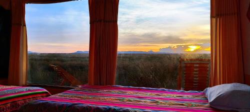 Dormitorio con ventana con vistas a la puesta de sol en Titicaca Vista amanecer, en Puno