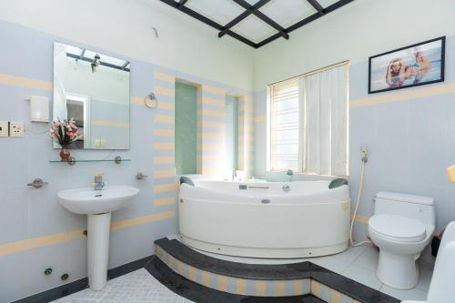 La salle de bains est pourvue d'une baignoire, d'un lavabo et de toilettes. dans l'établissement 22 ba trieu phuong 1 thanh pho vung tau, à Vung Tau