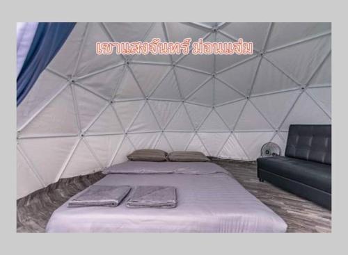 um quarto com uma cama numa tenda em เขาเเสงจันทร์ ม่อนเเจ่ม 4 em Mon Jam