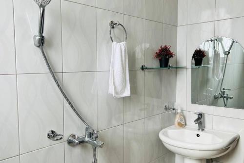 Ένα μπάνιο στο Cozy Apt, Near Acacia Mall, UnLtd WIFI, Netflix,