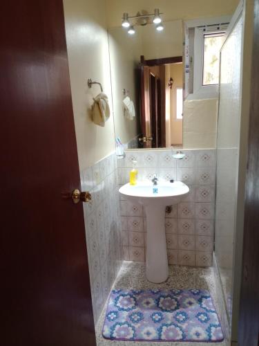 a bathroom with a sink and a mirror at Hermosa casa de huéspedes 