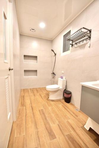 un baño con inodoro y lavabo en 山依民宿, en Zhushan