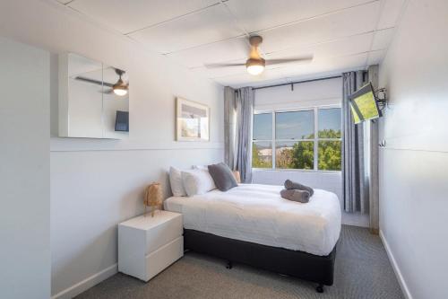 Postel nebo postele na pokoji v ubytování Yamba Views Iluka Apartment