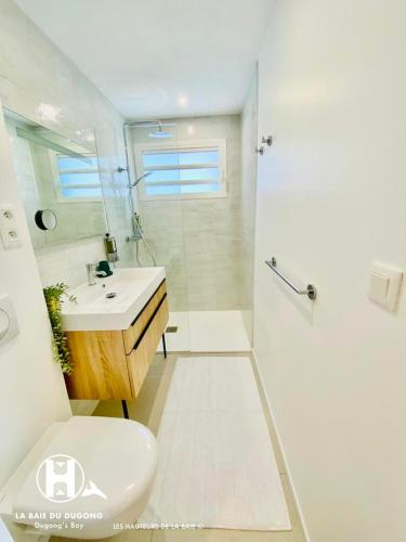a bathroom with a sink and a toilet and a shower at Les Hauteurs de la Baie in Noumea