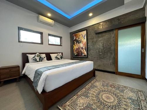 a bedroom with a large bed and a window at Villa mulberry in Dalung