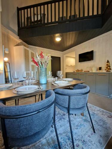 una sala da pranzo con tavolo e sedie blu di Tuca - Cozy Duplex with Private Parking Betren - Vielha a Vielha