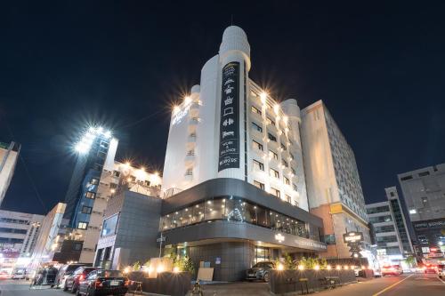 een hotelgebouw met auto's die ervoor geparkeerd staan bij Workers Hotel Daejeon by Aank in Daejeon