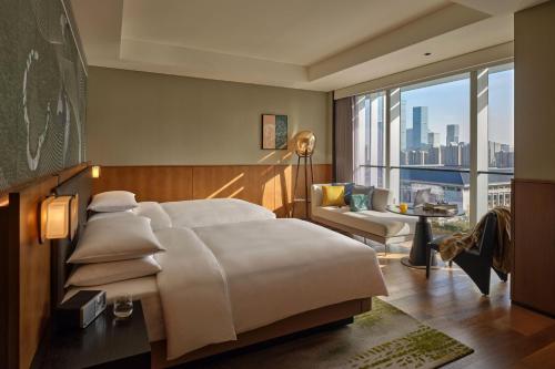 Postel nebo postele na pokoji v ubytování Hyatt Centric Gaoxin Xi'An