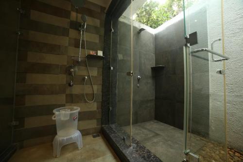 een badkamer met een douche en een toilet. bij Anaya Resort in Kota
