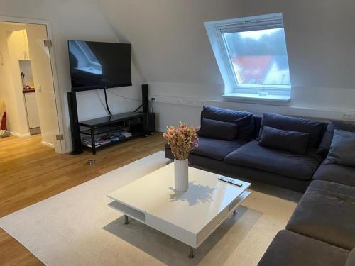 a living room with a couch and a table at Eutin Wohnung Rosenstadt in Eutin