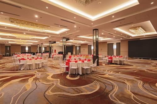 a banquet hall with tables and chairs and a screen at Best Western Plus Metro Clark in Angeles