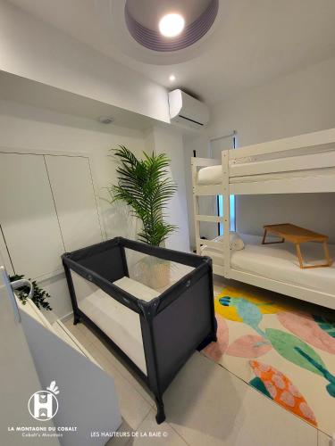a bedroom with a bunk bed and a bunk bed at Les Hauteurs de la Baie in Noumea