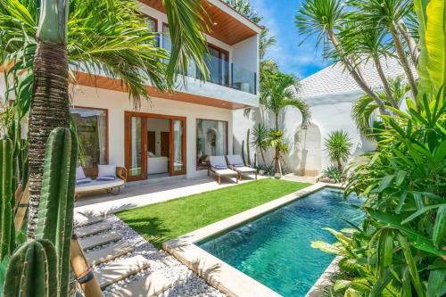 a backyard with a swimming pool and a villa at New Cozy 2-b Villa in Canggu in Munggu