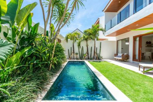 a swimming pool in the backyard of a villa at New Cozy 2-b Villa in Canggu in Munggu