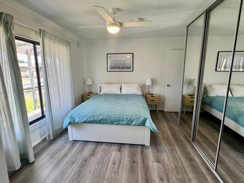 1 dormitorio con 1 cama y 2 espejos en La Pavoncella, en Robe