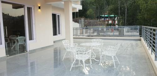 Un balcón o terraza de Hotel Dagshai Mist