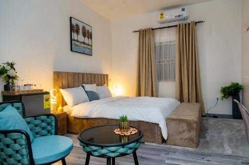 Giường trong phòng chung tại BryMac Hotel