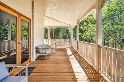 Ein Balkon oder eine Terrasse in der Unterkunft Blokhus, a stunning retreat in the treetops