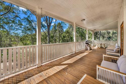 Ein Balkon oder eine Terrasse in der Unterkunft Blokhus, a stunning retreat in the treetops