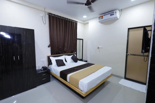 una camera con un letto e una televisione di Hotel SolStay Inn Residency a Thane