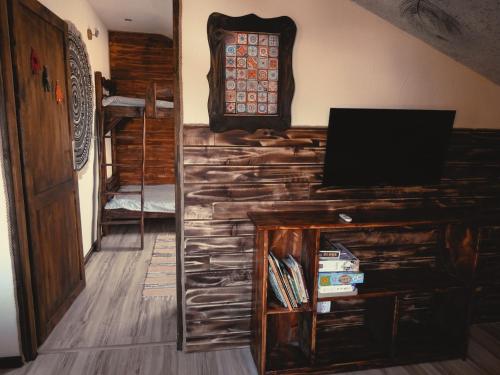 TV a/nebo společenská místnost v ubytování Ostoja nad potokiem Dwernik