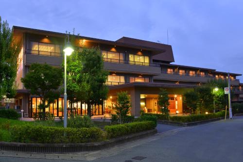 ein Gebäude mit Straßenbeleuchtung davor in der Unterkunft Hotel Binario Saga Arashiyama in Kyoto