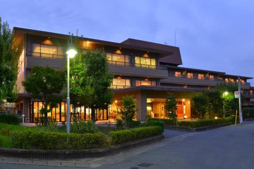 un bâtiment avec un éclairage de rue devant lui dans l'établissement Hotel Binario Saga Arashiyama, à Kyoto