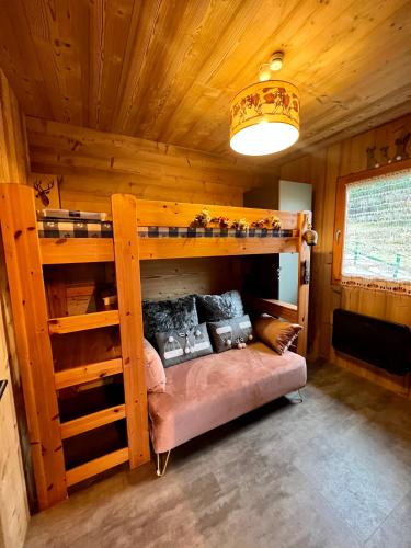 ein Schlafzimmer mit zwei Etagenbetten in einer Kabine in der Unterkunft l'écureuil in Saint-Laurent-en-Grandvaux