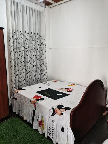 佩拉德尼亞的住宿－Ella Way Resort，一间卧室配有一张床铺,上面有鸡毛毯