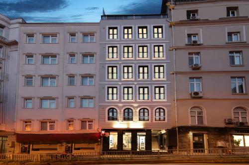 un grand bâtiment blanc éclairé dans l'établissement Walton Gardens Pera, à Istanbul