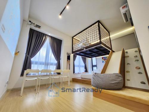 um quarto para crianças com uma parede de escalada e um escorrega em Sunway GRID by SR Home em Kampong Pendas