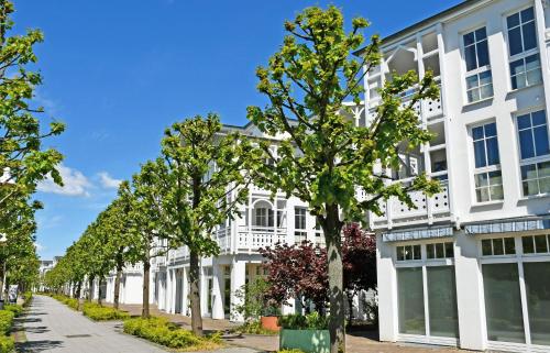 een lege straat voor een wit gebouw bij Ferienwohnung im Seepark mit Balkon 714 Sommerwind in Ostseebad Sellin